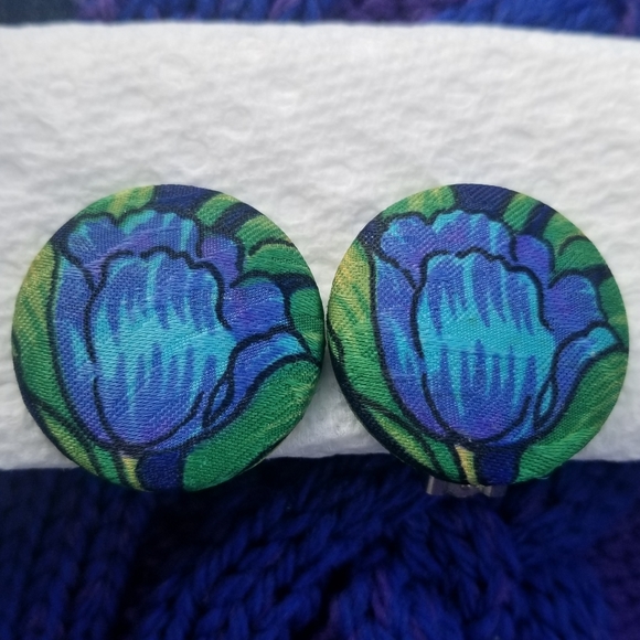 Vintage blue flowers clip on fabric covered - Picture 3 of 13